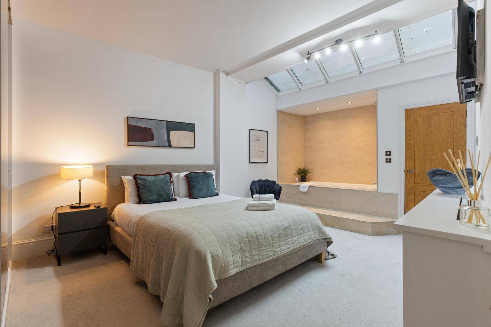 Apartment Heavenly Stays, Kensington, Luxurious 3-bd Oasis *