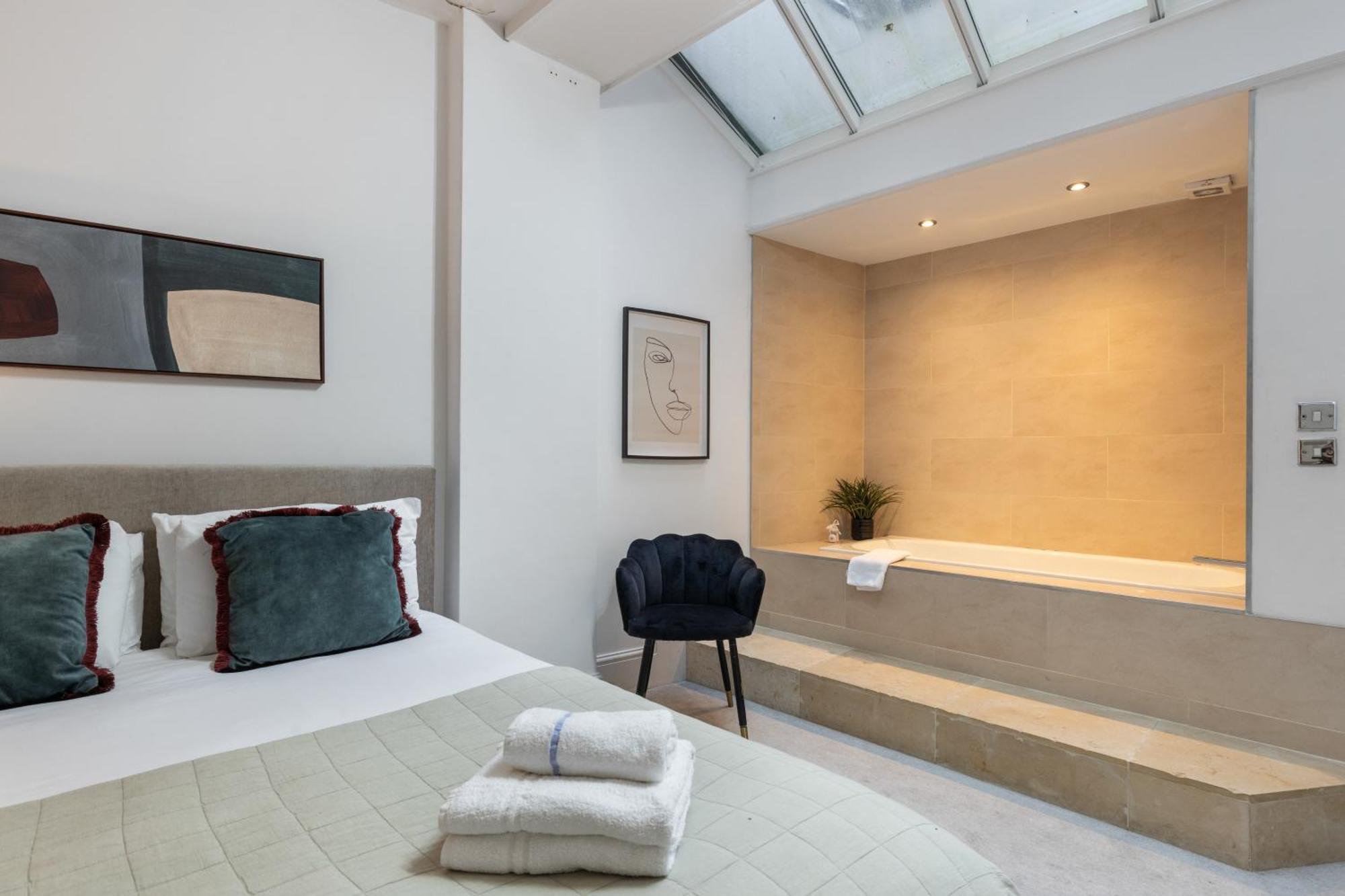 Heavenly Stays, Kensington, Luxurious 3-bd Oasis Apartment London